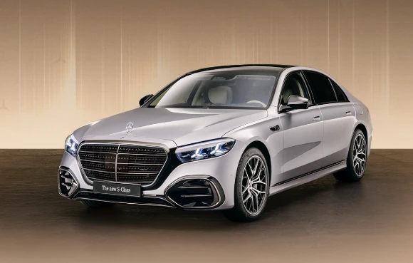 Die neue S-Klasse Limousine von Mercedes-Benz bietet folgende Konfigurationsdetails: unterstützt das Einparken mit Parkassistent.