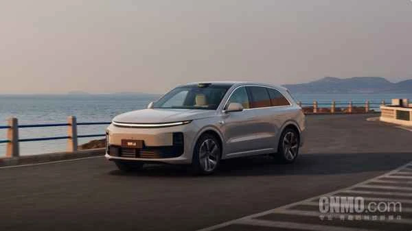 Es wurden Innenraumbilder des neuen Li Auto L-Serienmodells veröffentlicht, die ein kleineres Lenkrad und ein entferntes Armaturenbrett zeigen.