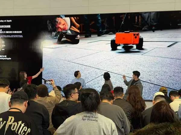 使用iPhone 17 Pro拍摄 Apple发布第九部新春影片《碰见你》