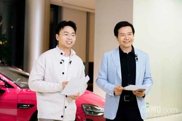 Lei Jun (erster von rechts) 雷军(右一)